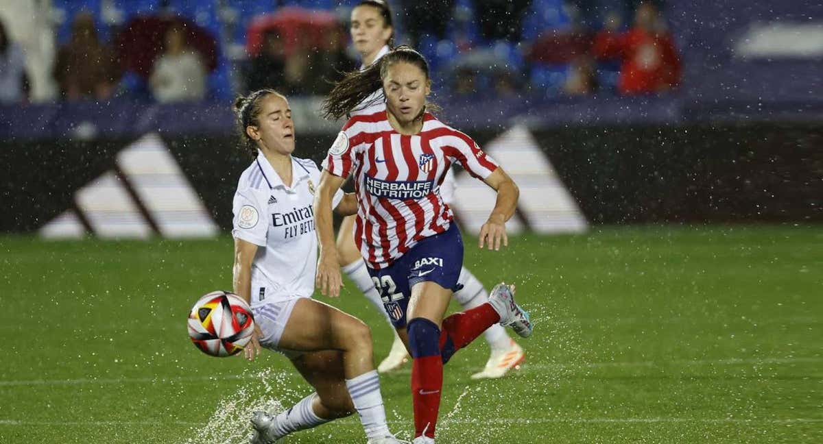 Banini y Maite Oroz luchan por un balón durante la última final de la Copa de la Reina. /EFE