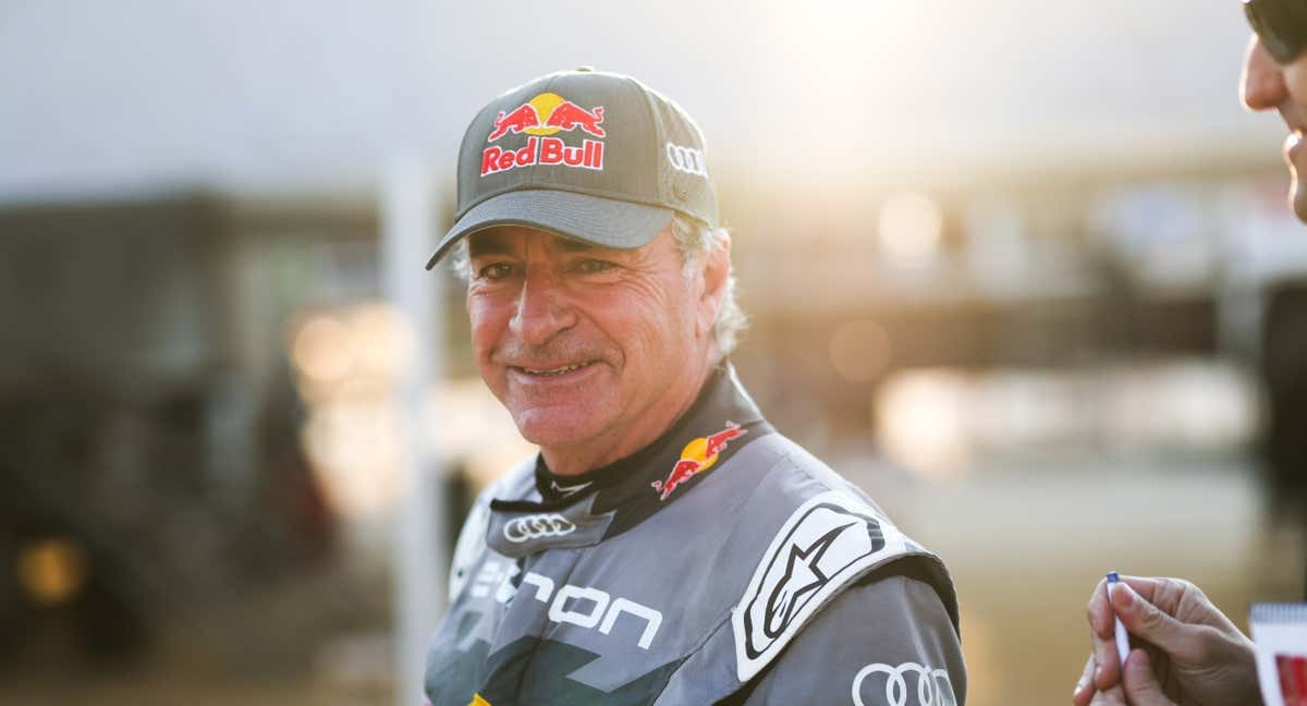 Carlos Sainz sonríe en una etapa del Rally Dakar 2024.