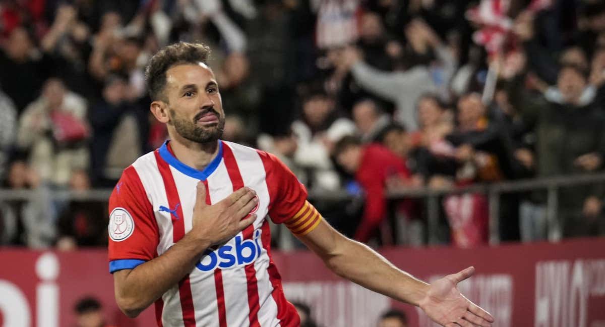 Stuani celebra con Montilivi uno de sus goles ante el Rayo.