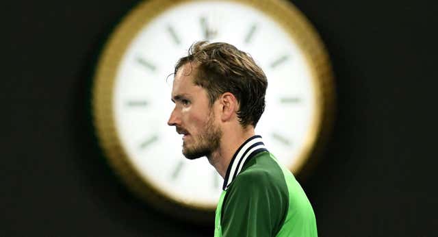 Medvedev sobrevive a Ruusuvuori y salva la eliminación en segunda ronda