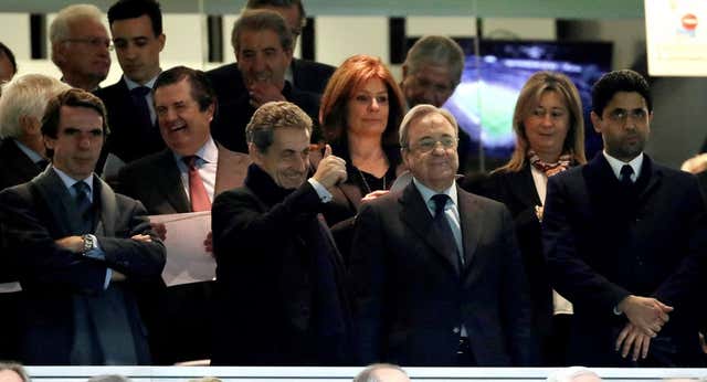 El palco del Real Madrid, entre el ‘mamoneo’ y el asador de pollos: «Florentino Pérez lo gestiona; saluda a todos y vacila mucho, a mí me llamaba ‘Little Kennedy’»