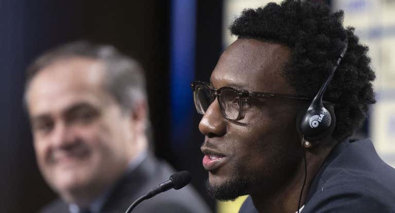 Jokin Aperribay y Sheraldo Becker, en el acto de presentación del futbolista como nuevo jugador de la Reeal.