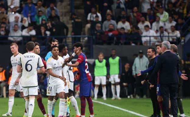 Vinicius discutiendo con Lamine Yamal durante el Clásico.  AFP