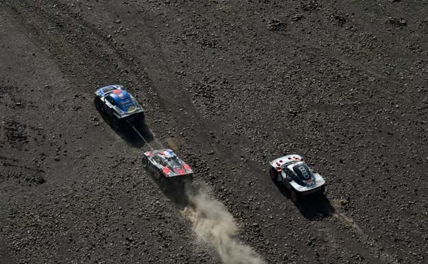 Carlos Sainz adelanta a dos Century en el Rally Dakar 2024.  A.S.O./Eric Vargiolu/DPPI