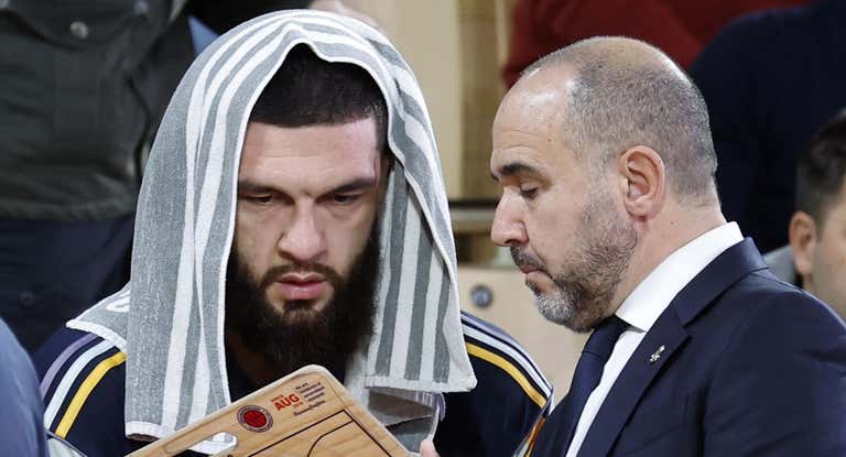 Chus Mateo da indicaciones a Poirier durante el partido en Mónaco.