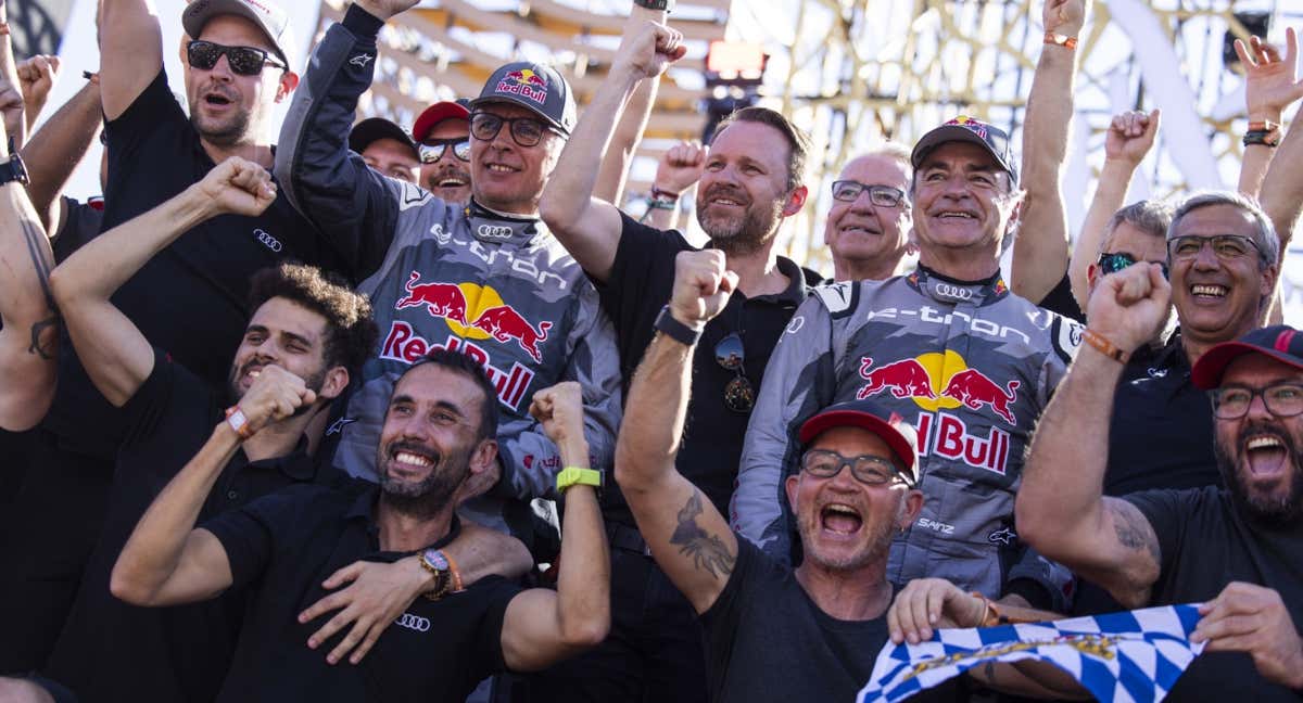 Lucas Cruz y Carlos Sainz, en el podio del Rally Dakar 2024.