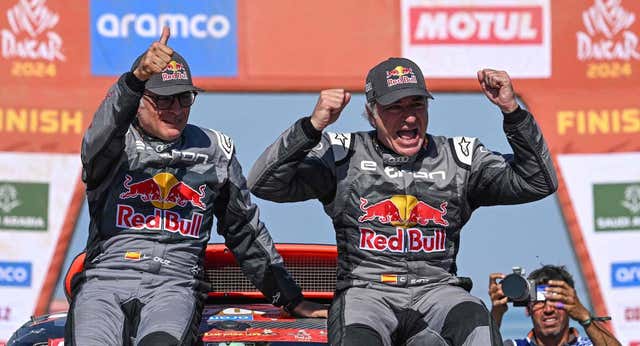 Carlos IV de Arabia: Sainz entra en el Olimpo del Rally Dakar con su cuarto Touareg