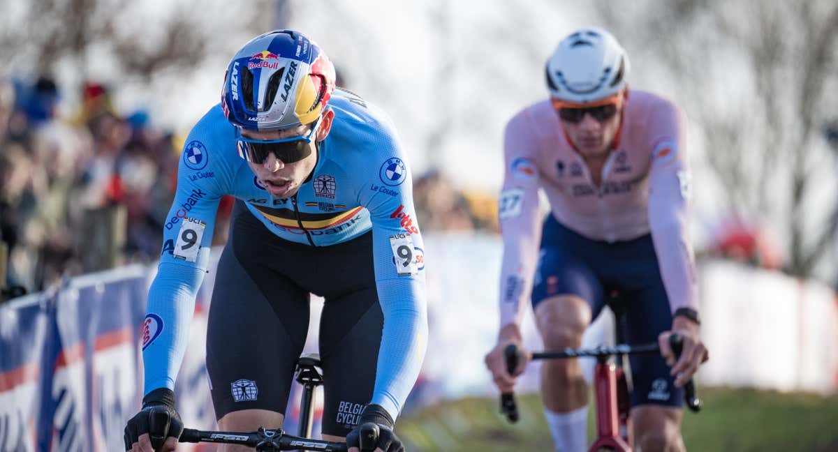 Van der Poel y Van Aert, en uno de sus interminables duelos en el ciclocross./REUTERS