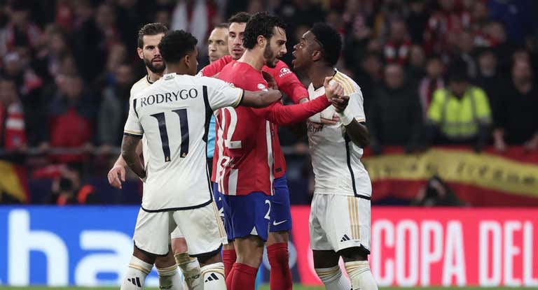 Vinicius, discutiendo con Mario Hermoso durante el derbi copero.