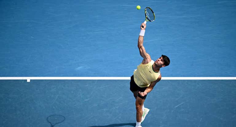 Carlos Alcaraz remata una bola durante su partido de tercera ronda del Open de Australia.