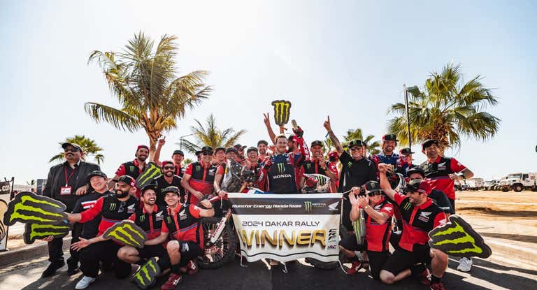 El equipo Honda celebra la victoria de Ricky Brabec en el Rally Dakar 2024.