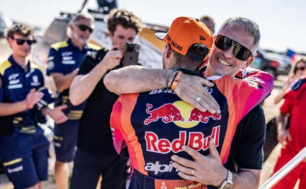 Kevin Benavides abraza a Jordi Viladoms tras ganar la última etapa del Rally Dakar 2024.  Marcin Kin