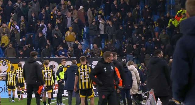 Los aficionados del Vitesse saltan al campo para agredir a los jugadores del Feyenoord