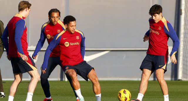 Xavi sale con dos niños de 16 años: Pau Cubarsí y Lamine, titulares