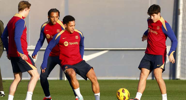 Pau Cubarsí en el entrenamiento previo al viaje a Sevilla.