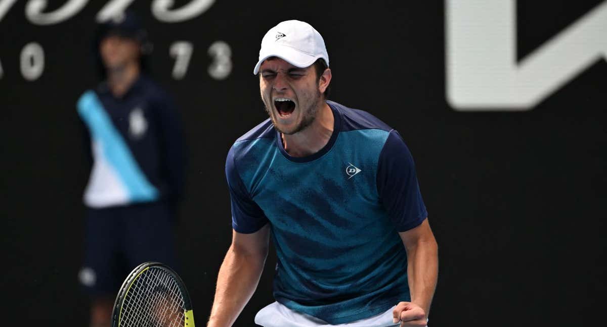 Miomir Kecmanovic celebra un punto ante Tommy Paul en la tercera ronda del Open de Australia. /REUTERS