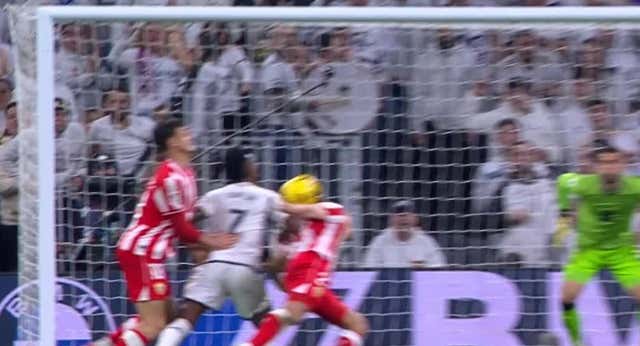 Lo que dice la norma sobre rematar con el deltoides anterior: ¿fue mano de Vinicius en el gol?