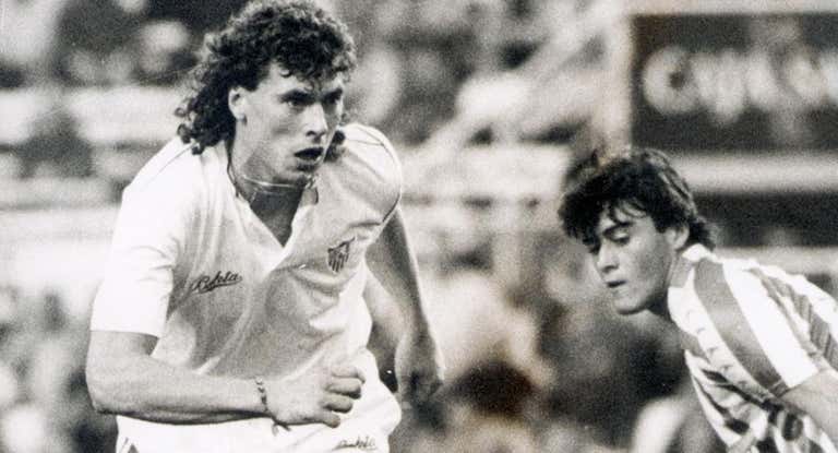 Anton Polster en un partido con el Sevilla frente a un joven Luis Enrique.