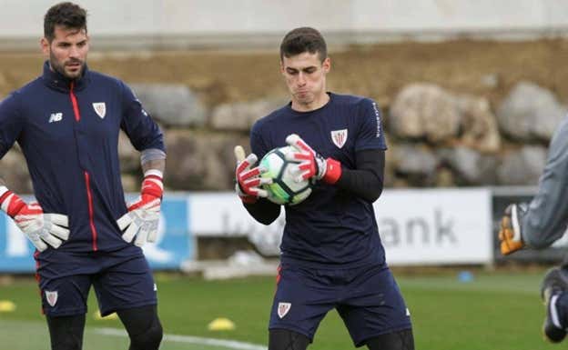Iago, junto a Kepa, en un entrenamiento en Lezama. Archivo