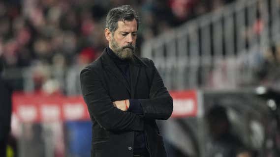 El entrenador del Sevilla, Quique Sánchez Flores, pensativo durante el partido ante el Girona./EFE