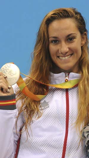 Sarai Gascón con una de las tres platas que logró en Río 2016. EFE