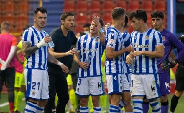 Xabi Alonso se dirige a Sola, Ekaitz Jiménez, Petxarroman, Lobete y Ayesa.  Real Sociedad