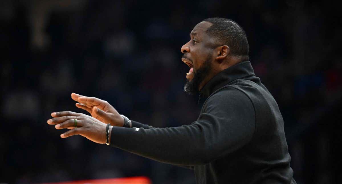 Adrian Griffin, en un partido dirigiendo a los Bucks.