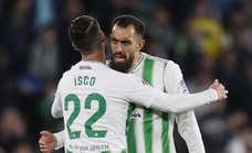 El Betis ultima la cesión de Borja Iglesias y negocia por Azmoun