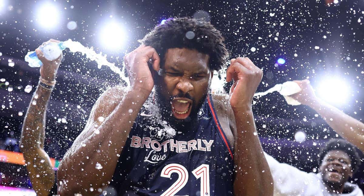 Joel Embiid felicitado por sus compañeros tras la mejor anotación de su carrera./AFP