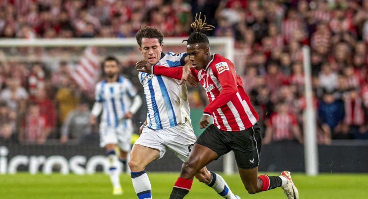 Nico Williams en una disputa con Odriozola en el derbi vasco.