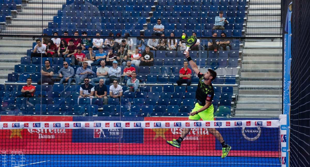 Agustín Gómez Silingo remata una pelota. /EFE