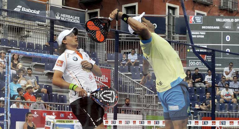 Sebastian Nerone remate en el World Pádel Tour.