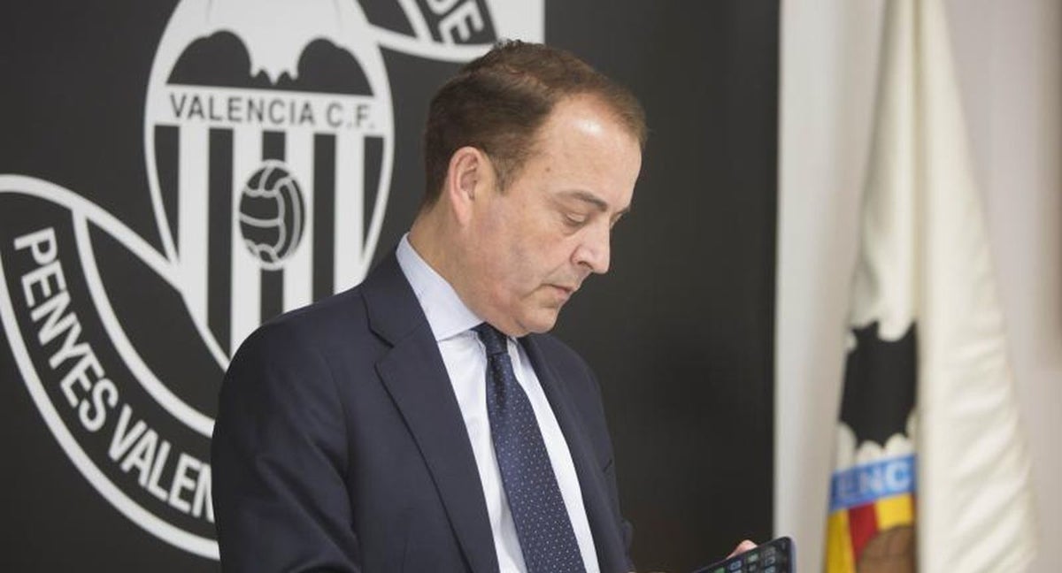 Zorio con la bandera del Valencia de fondo.