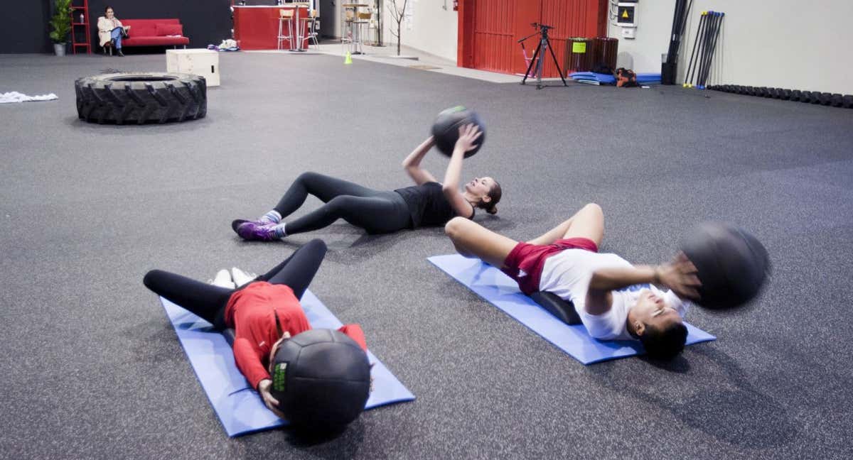 Unos deportistas haciendo CrossFit./Roberto Ruiz