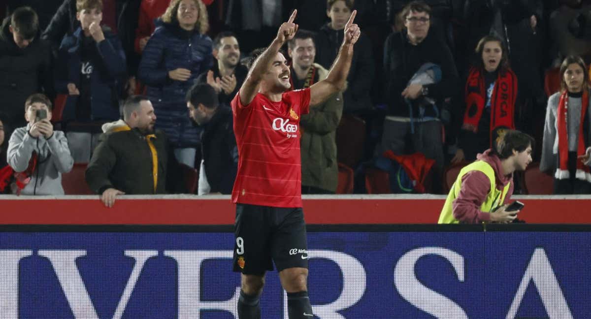 Abdón Prats celebra uno de sus dos goles ante el Girona. /EFE