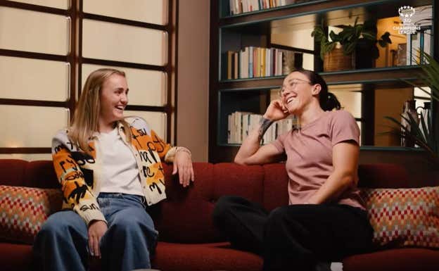 Lucy Bronze y Georgia Stanway, durante la grabación de 'Rivalhood'.  UEFA