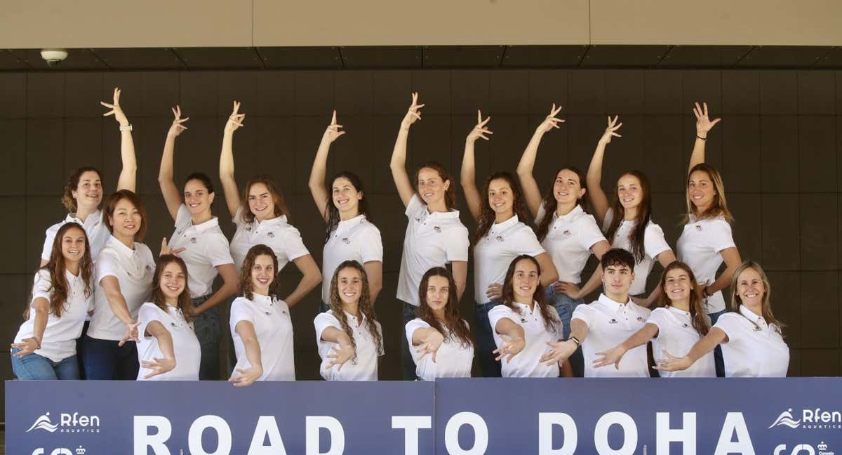 La Selección de natación artística antes de emprender el rumbo a Doha. /RFEN