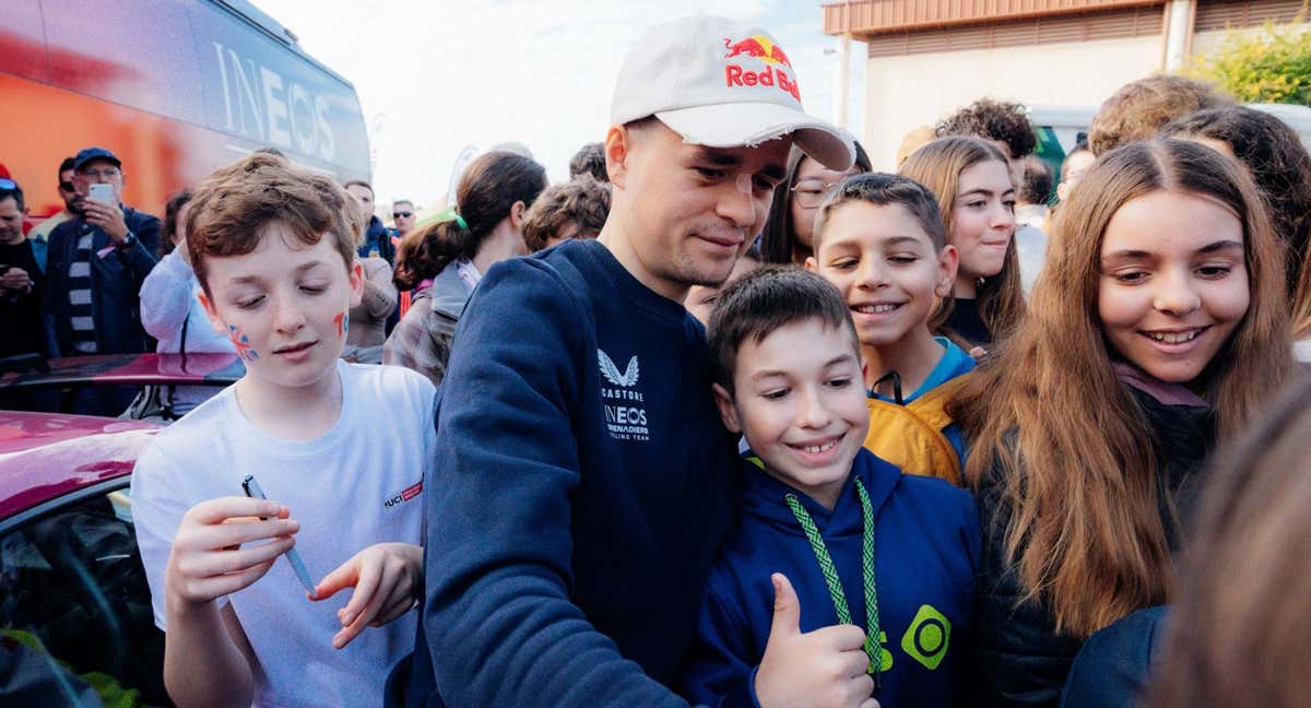 El ciclista británico Tom Pidcock, rodeado de 'fans' en la previa de la Copa del Mundo de Ciclocross UCI – Benidorm Costa Blanca 2024. /BENIDORM CX / YAGO URRUTIA