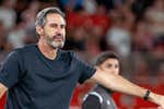 Vicente Moreno desvela el grave  problema del móvil en el futbolista: «Lo prohibimos, pero están cogidos a él. Necesitamos ayuda»