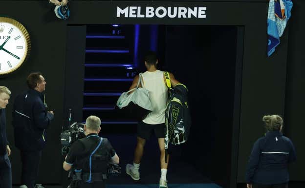 Carlos Alcaraz camina hacia el vestuario tras caer con Zverev.  AFP