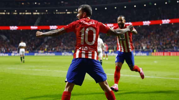 Correa y Memphis celebran el gol del Atlético ante el Sevilla. /REUTERS