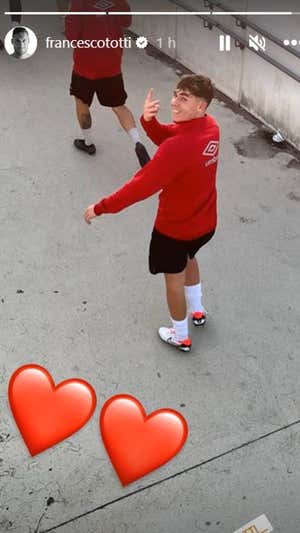 Storie del Instagram de Francesco Totti, mostrando a su hijo entrenando con el Rayo.  @francescototti