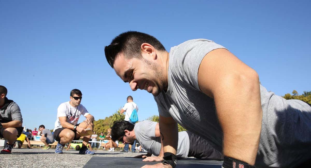 Un crossfitero realiza un push up./Salvador Salas