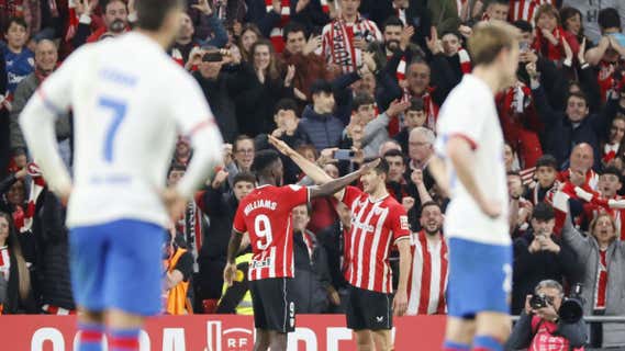 Los jugadores del Athletic celebran el gol ante la resignación de los jugadores del Barça. /EFE