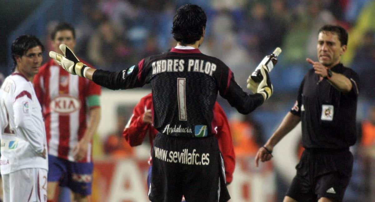 Andrés Palop con una botella de Ballantines en la mano, entregándosela al colegiado./AFP