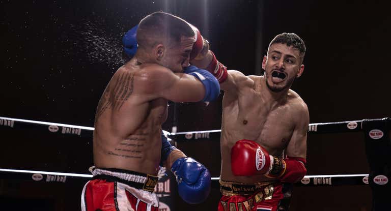 Hamza Boussalham golpea a un rival durante un combate.