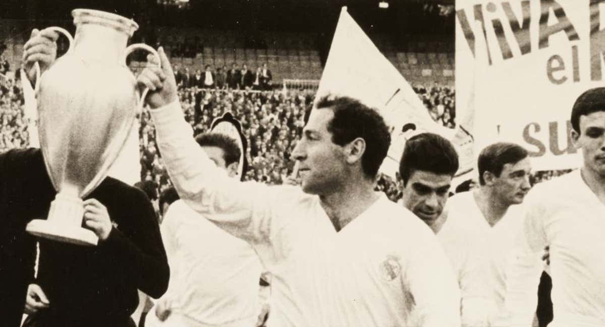 Paco Gento con una de las seis Copas de Europa conquistadas con el Real Madrid.