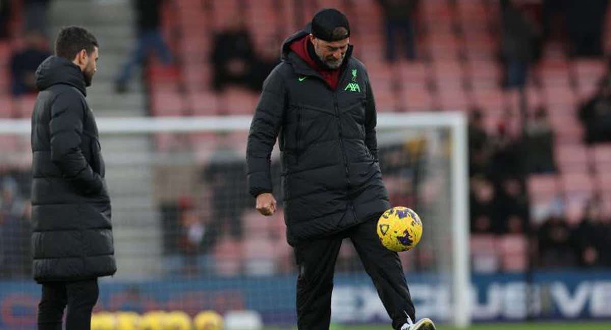 Jurgen Klopp, con un balón, en una previa de un partido del Liverpool.