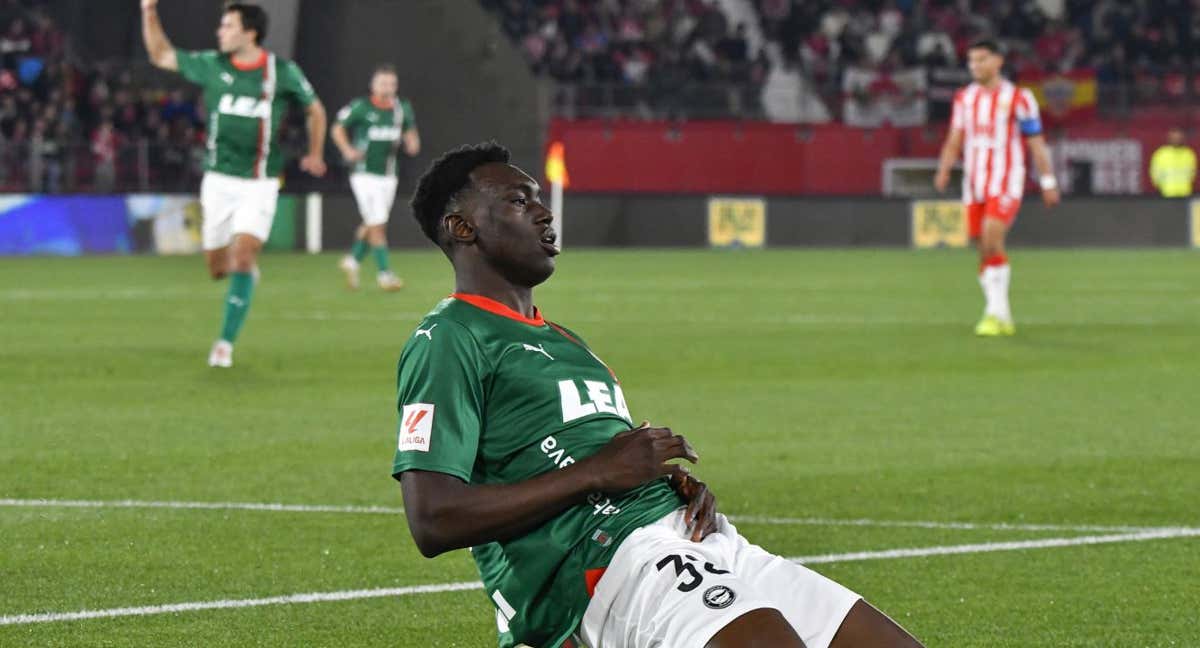 Samu Omorodion celebra un gol con el Alavés.