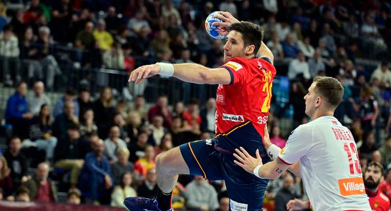 Abel Serdio, jugador de la selección española en un partido contra Serbia.